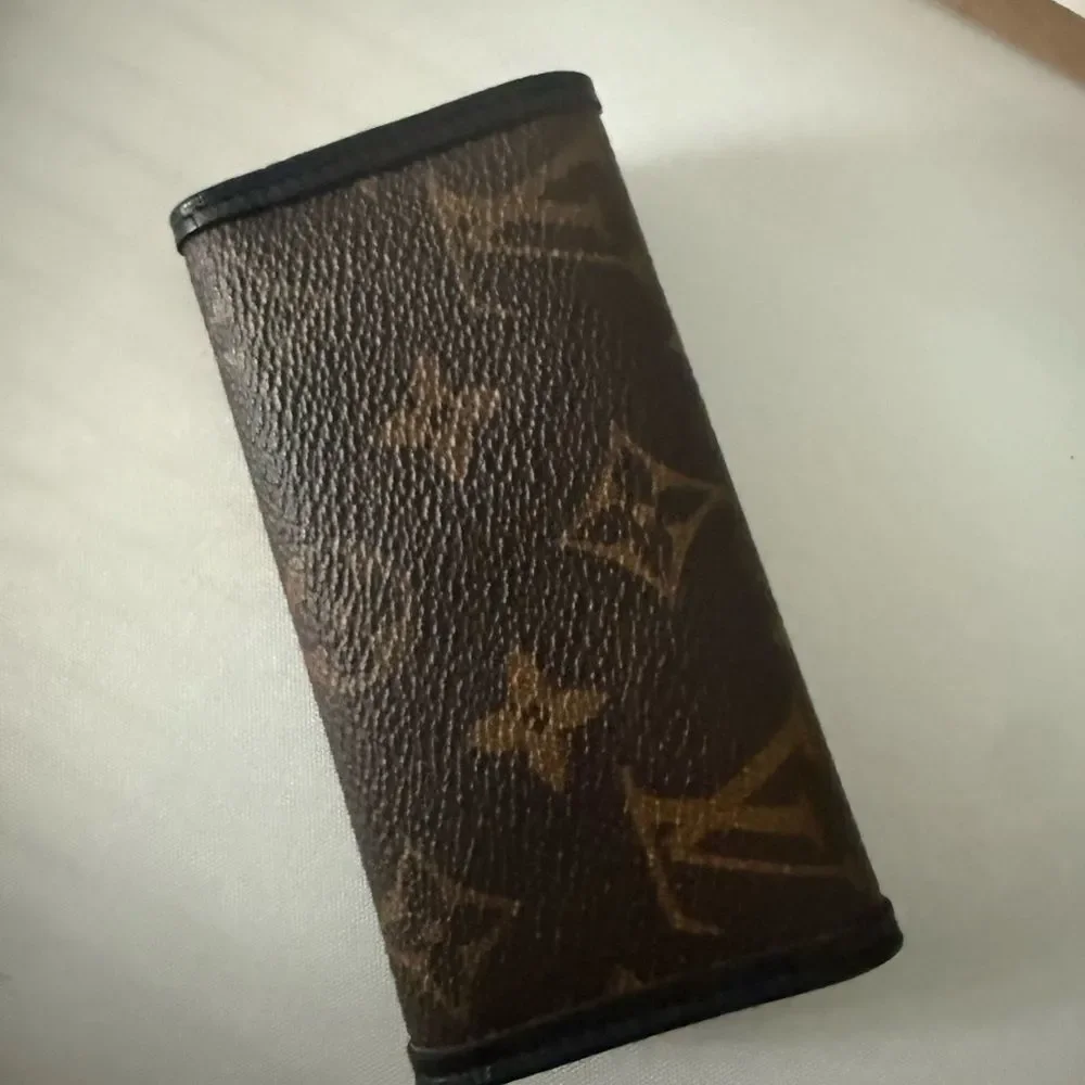 Preloved excellent condition Louis Vuitton Monogram Key Holder